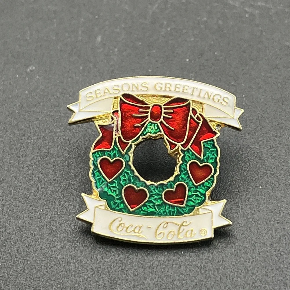 Coca-Cola Coke Season's Greetings Wreath‎ Christmas Holiday Lapel Hat Pin